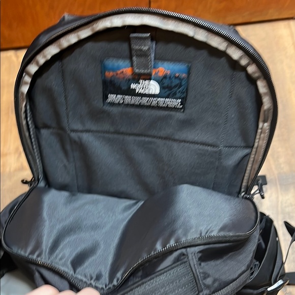 The North Face Black Recon Backpack - Picture 4 of 8